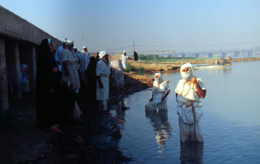 Chrzest Mandejczyków, wyprawa do Iranu 1999, foto: Jarosław Fret